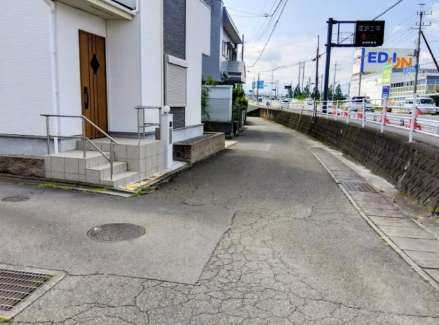 大通りから一本入った落ち着いたアプロ－チです。周辺には家電量販店などの商業施設があり生活至便な環境です。