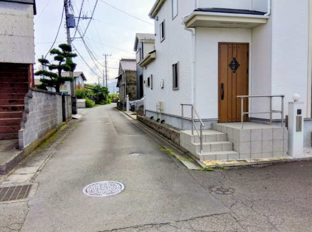 車の通り抜けが少ない閑静な住宅街です。手すり付きの階段が設置された、優しさと安心感のある玄関アプロ－チです。