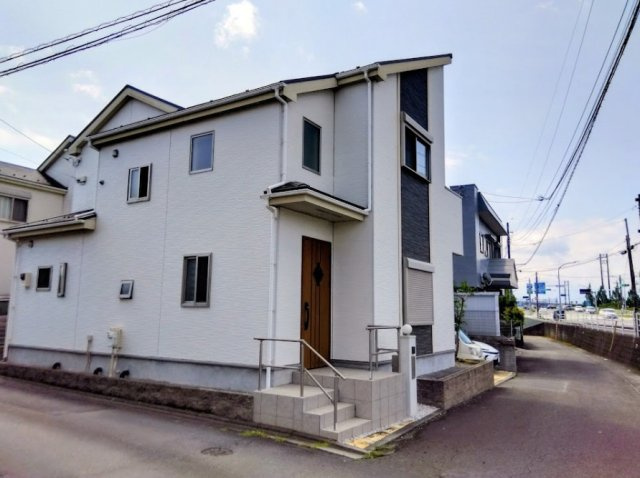 スタイリッシュな外観が魅力的です。開放感のある角地の住まいです。