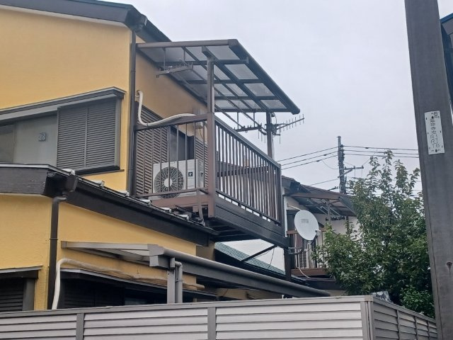 玄関は家の顔でもあり、家族以外の目にも止まる場所です。玄関は外との間を仕切る扉、靴などをしまっておく収納スペース、靴脱ぎのたたきスペース、来客とのやり取りをするドアホンなど複数のアイテムからなります。