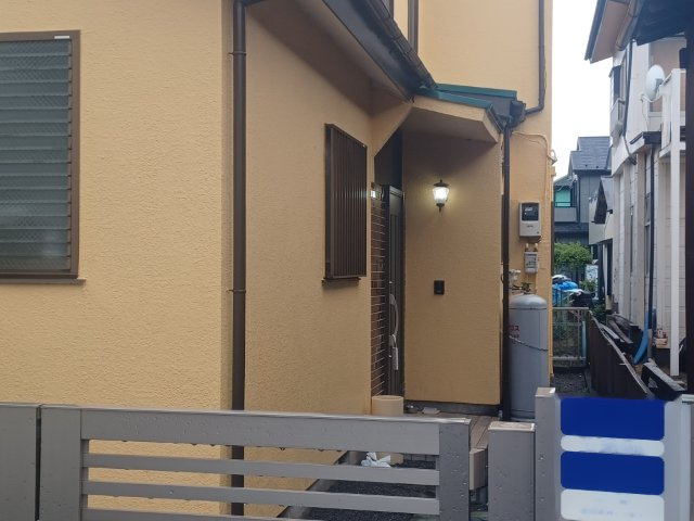 バルコニーは、室外の専用スペースのうち、「屋根がなく開放された空間」であるものを指します。ベランダより広いタイプのものが多く、日当たりもよいため家庭菜園などを楽しみたい人にとって適した環境となります。