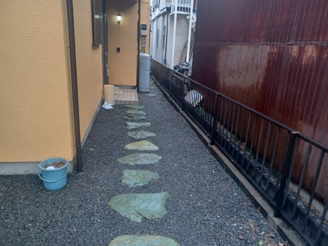 庭があることでガーデニングや家庭菜園はもちろん、こどもの遊び場やペットを放して遊ぶことができます。また、家の周囲に余裕があるということです。隣地との間があれば、十分な日当たりと、風通しが確保できます。