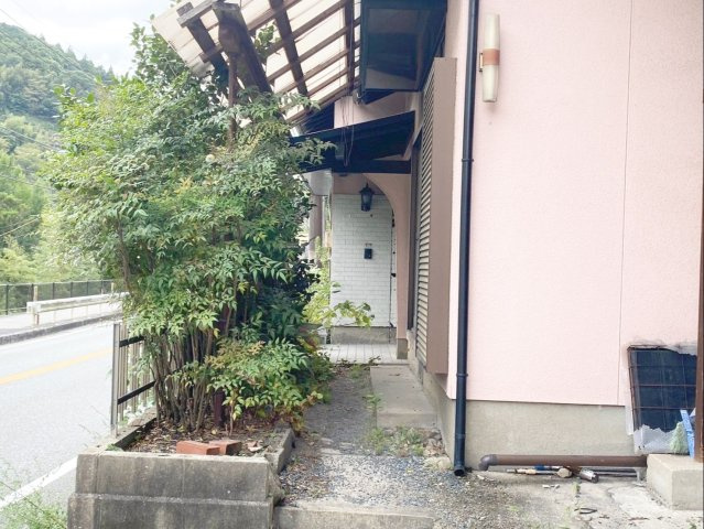 ゆとりある敷地に建つ4DKの戸建てです！