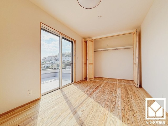 約7.5帖の3階洋室です。お子様のお部屋などにも丁度良い広さです。