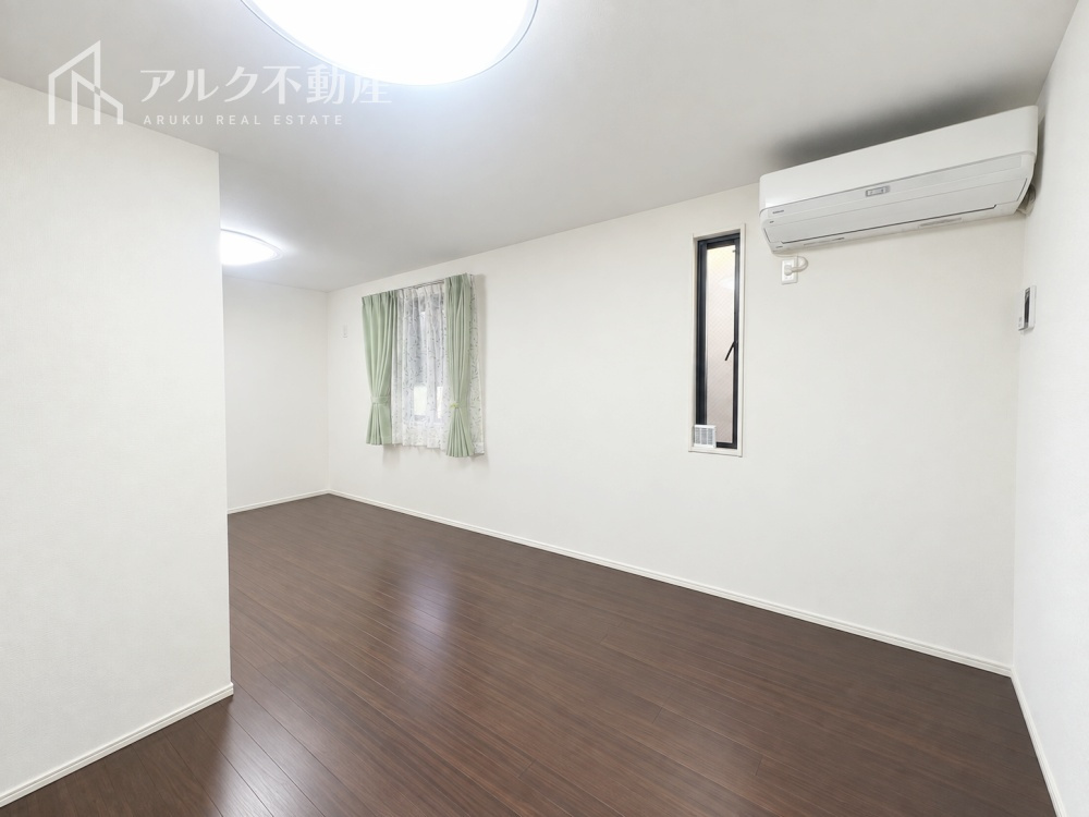 洋室約10.0帖。将来的に二部屋に分けることも可能です！※AIによる荷物消去を行っております。