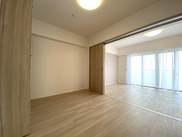 多用途に活躍する5.5帖の洋室空間です。リモートワーク用の書斎や趣味のお部屋、衣類をまとめる衣装部屋としても柔軟にご活用いただけます。クローゼット付きでお部屋全体をすっきりと保てます。