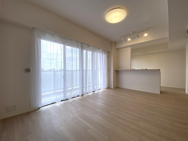 別角度から見渡す14.2帖の開放的なリビングダイニングです。落ち着いた内装デザインが心地よく、家族が自然と集まる温かい雰囲気を演出します。お好みのインテリアを自由に配置できる魅力的な空間です。