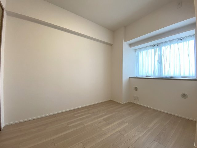 主寝室にぴったりな6.0帖の快適な洋室です。南東側からの心地よい自然光が差し込み、毎朝爽やかな目覚めを迎えることができます。大型の収納スペースも完備しており、お部屋を広く使えます。