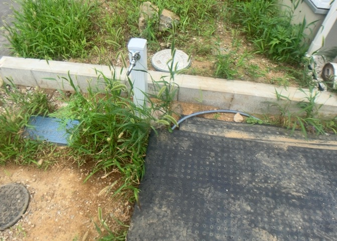 敷地内には、散水栓や立水栓があります。水道水を直接利用できるため、水を運ぶ手間を省くことが出来ます。大量の水を必要とする洗車作業や清掃などに役立ちます。その他設備とあわせて、現地でご確認ください。