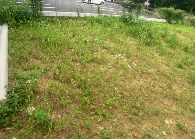 基礎パッキング工法とは、床下の換気確保のため基礎と土台の間に緩衝材を挟み込む工法です。土台の下に数十センチの間隔で設置されるため、全体的な隙間が生まれます。床下換気口に比べて高い通気性が確保されます。