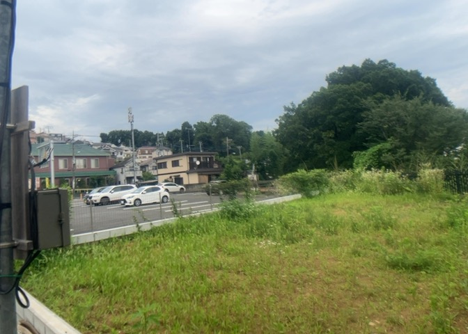 現地に行くなら、物件の周囲の地形がどうなっているかを見ることも大切です。周辺より低くなっている土地では、大雨などで水が集まりやすいため、地盤が弱くなっているということも考えられるため、注意が必要です。