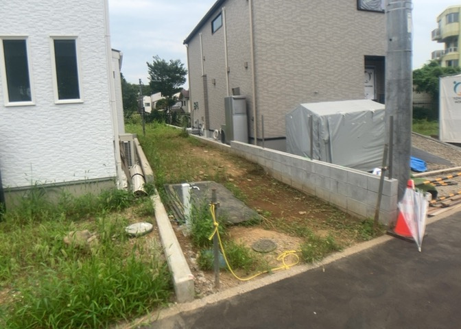 道幅が狭い場所は比較的土地の値段が低いことが多く、また交通量が少ないため騒音が少なく静かな環境で過ごせます。また、小さいお子様がいるご家庭も安心です。一方で車の駐車が難しいというデメリットもあります。