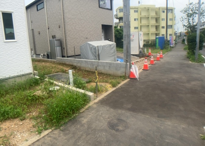 道幅が広い場所は日当たりや風通が良好です。幅が広いのですれ違いも可能ですし大きな車でも駐車可能！一方で、大型車が通ることも多くなるため交通量の増加により騒音に繋がります。また土地の値段が高くなります。