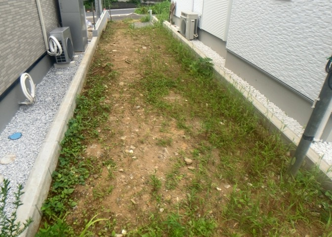 庭のある家に住むことのメリットとして、子どもたちの遊び場を確保できること、ガーデニングや家庭菜園を楽しめること、明るさを確保できることがあります。また、配置を工夫することでプライバシーが確保できます。
