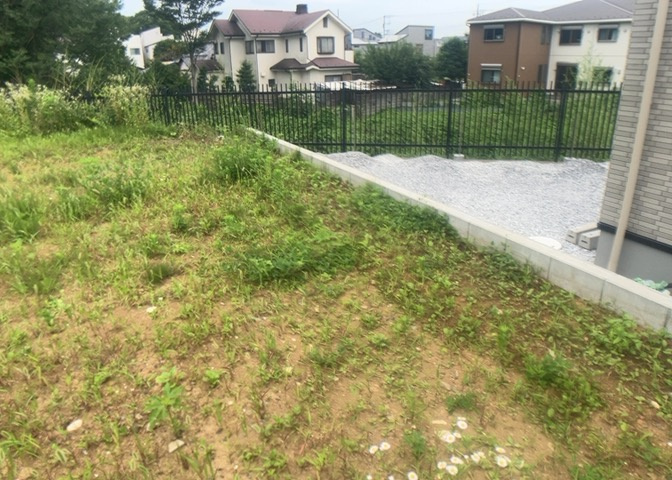 玄関は、狭すぎると複数人で使いにくく、広すぎても無駄な空間になりがちです。最低2畳を目安にして、家の広さとの兼ね合いや家族の人数を考慮して決めるとよいでしょう。現地を見学して快適な玄関を選びましょう！
