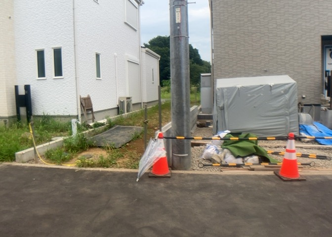 住宅用の土地では前面道路に2m以上接していなければならないと法律で定められています。しかし、お持ちの車のサイズやライフスタイルなどにより、2mでは利便が悪い場合もございますので、事前に確認しましょう。