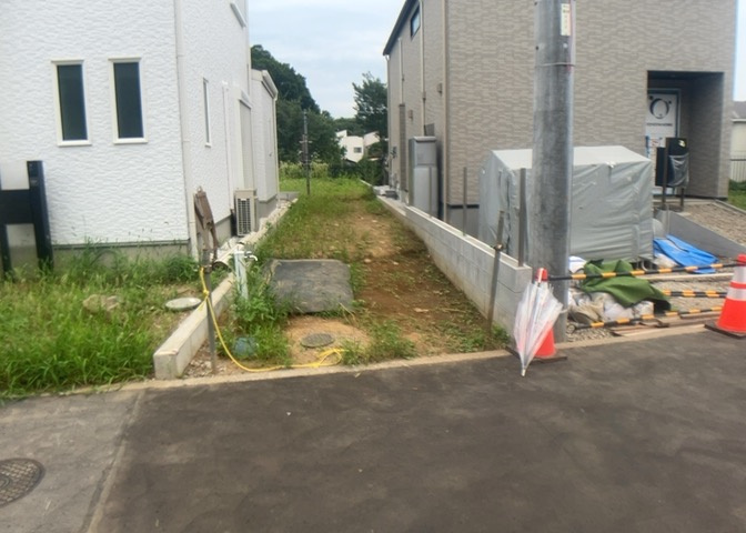 お持ちの車種によっては前面道路が広い方が便利でしょう。しかし、前面道路が広ければその分交通量が多くなるため、騒音などが気になる場合があります。実際に現地を見学し、周辺交通量や騒音などを確認しましょう！