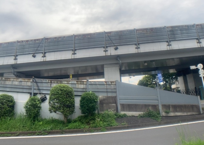 眺望を気にして物件を探す場合、前面に建物が建っていないか現地で確認しましょう！前面に建物があると景色はもちろん、日当たりや風通しにも影響が出てきます。住んだ時のことを想像しながら現地見学をしましょう。