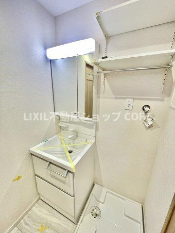 化粧品やティッシュボックス、歯ブラシなどもスッキリ収まりますよ！収納豊富な洗面化粧台になります。　