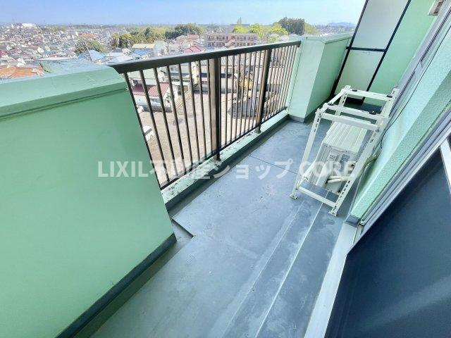 バルコニーは風通しが良く、日中は日当たりも良好です。洗濯物やお布団をたくさん干せます！　