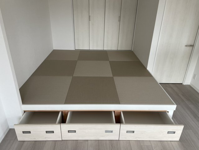 リビングに隣接した小上がり和室は、くつろぎの空間としても活躍。引き出し収納付きで、見た目だけでなく実用性も兼ね備えています。家族の憩いの場や来客時のスペースとしても便利な一室です。