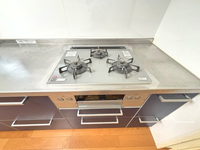 お料理好きの方にもご満足いただける、お料理が捗る三口コンロです。