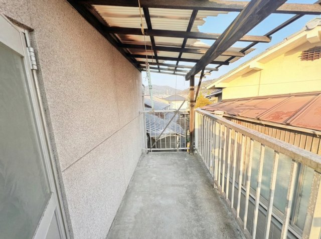 屋根付きのベランダは、洗濯物干しはもちろん、多目的に使えるゆとりあるスペース。天候の影響を受けにくく、日々の家事がしやすい点も魅力です。外気を感じながら暮らしに合わせた活用が可能です。