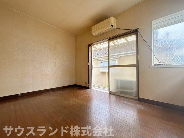 落ち着いた色調の洋室です