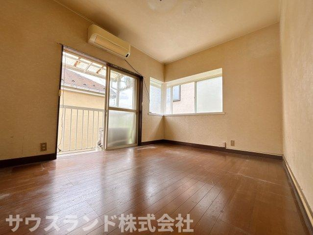 コンパクトで使いやすい洋室です