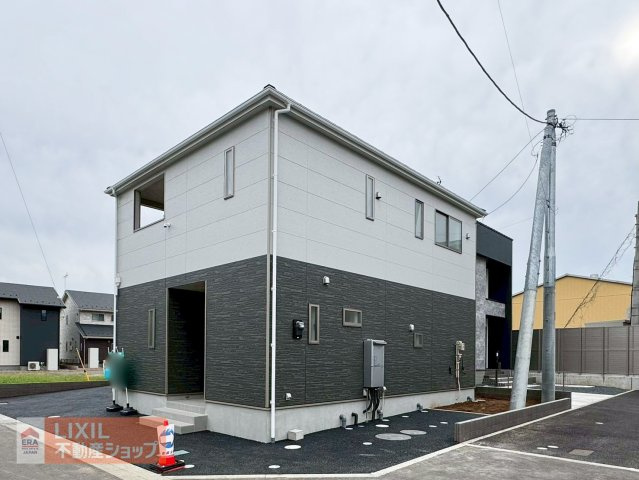 【外観】1号棟　黒×ホワイトが映えるモダンな外観。シックな黒の外壁に白を組み合わせることで、存在感のあるスタイリッシュな印象に仕上げました。外観デザインと調和したエクステリアも魅力のひとつです。　