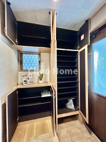 【玄関】玄関には大型のシューズクローゼットを設置しておりますのでいつでもスッキリりとした空間を保てます。玄関周りを清潔に使うのはとても大事なことですよね。
