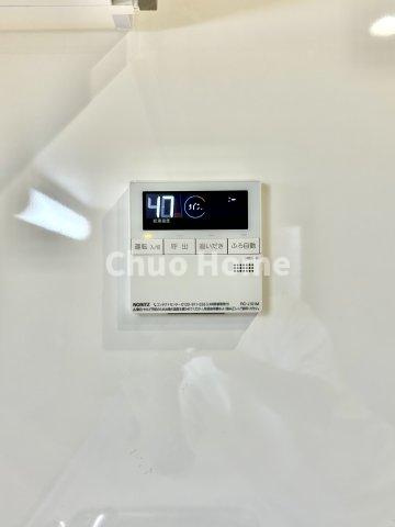 【給湯リモコン】外での一日を忘れさせてくれるオートバス機能でお好みの湯量・温度に調整された浴槽。