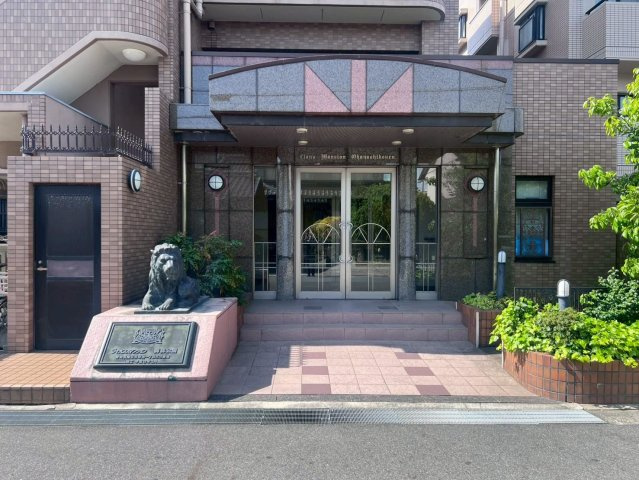 マンションエントランスへ向かうアプローチ部分