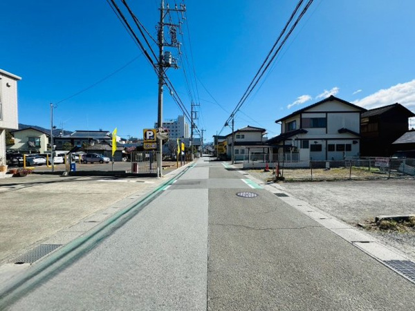 【甲府市宝2丁目　売地の前面道路含む現地写真】