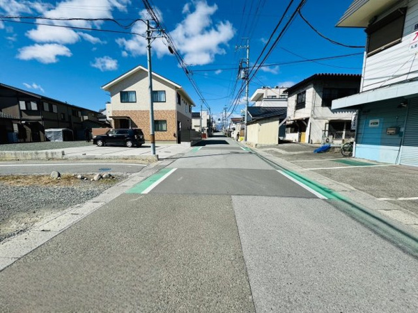 【甲府市宝2丁目　売地の前面道路含む現地写真】