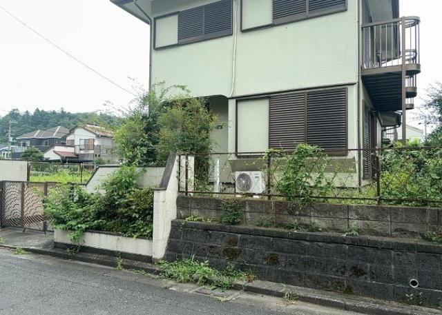 土地の形が極端に長細かったり、狭小地、あるいは道路との高低差がある傾斜地だった場合、後々売ろうとしても買い手がつかない場合もあります。後々、売却することになった時に価値の下がらない土地を選びましょう。
