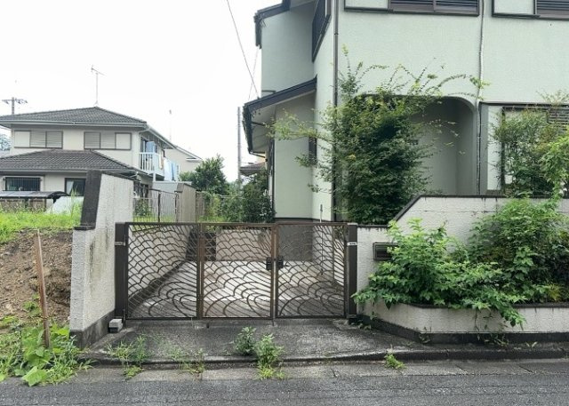 土地の面積＝住宅面積ではありません。建ぺい率の問題などで、土地のある場所によって住宅を建てられる面積は限られています。高さもしかり、「土地」という言葉の中には、建築条件も含まれると考えておきましょう。