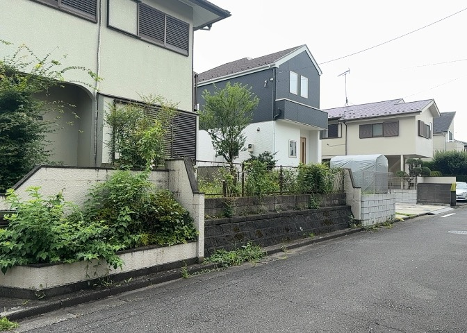 家を建てる場合、方位は要チェックです。現実的に日当たりのよい家ならばリビングは南側、建築基準法でも北側に当たる家への配慮は求められています。土地を見学に行く際は、方位磁針を持って行くようにしましょう。
