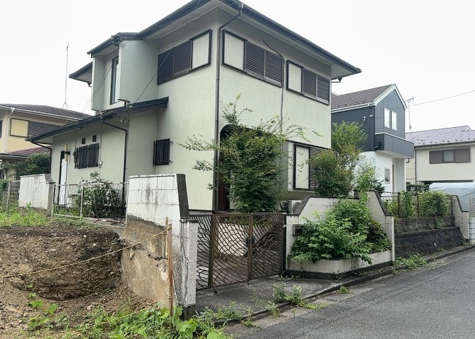 土地を買う際、住む地域の自治体や福祉の補助制度にも注目してみましょう。子供や老人の医療補助やゴミ出しのルールなど、自治体によってルールに大きな違いがあるため、暮らしやすい土地で判断するとよいでしょう。