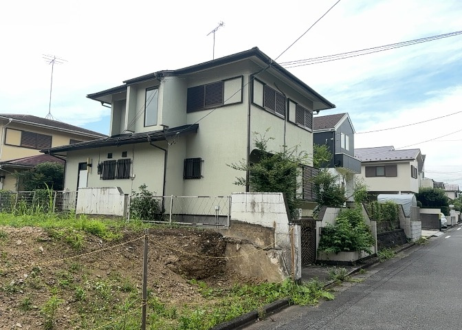 土地の前の道路に消火栓が設置されていることがあります。この場合、道路交通法第45条第1項により、駐車禁止の場所が指定されています。そのため、車庫などの駐車スペースをつくることができない場合があります。