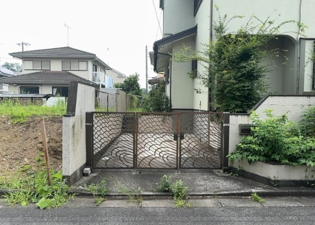 現地に行くなら、物件の周囲の地形がどうなっているかを見ることも大切です。周辺より低くなっている土地では、大雨などで水が集まりやすいため、地盤が弱くなっているということも考えられるため、注意が必要です。