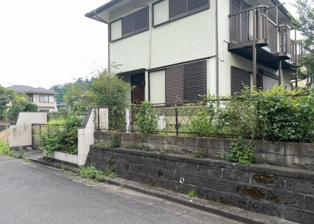 土地購入を検討されている場合、境界杭がない状態で購入してしまうと境界確定測量をする必要があり、費用がかかります。購入の前に、売主、隣土地所有者立ち合いのもと境界を確定し境界杭を設置するのがベストです。