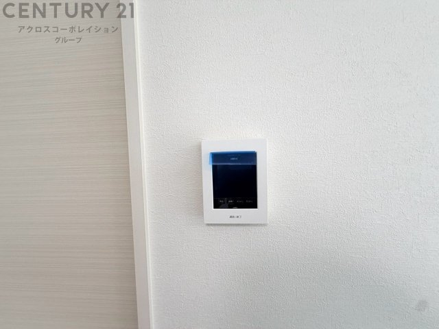訪問者が来たときにテレビ画面で確認できるため、安心してドアを開けられます。録画機能があるものもあり、留守中に来訪者を記録しておくことができます。利便性が高く、セキュリティ面でも安心です。