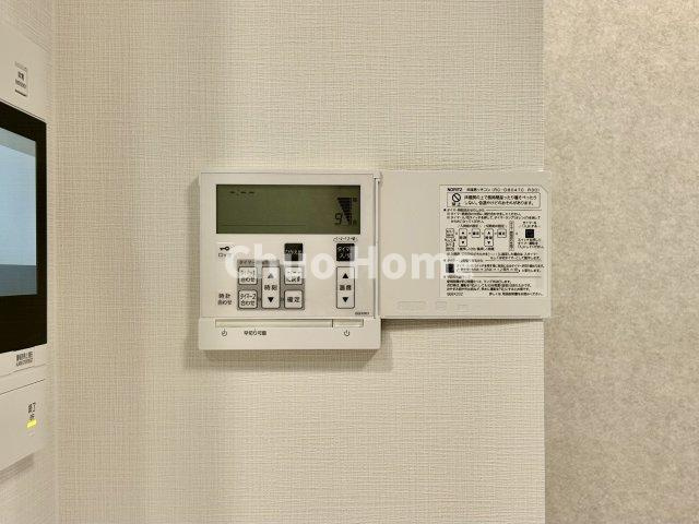【床暖房】冬は足元から暖めてくれる床暖房はエアコンとは違って埃が舞いませんので健康にも良さそうですね。