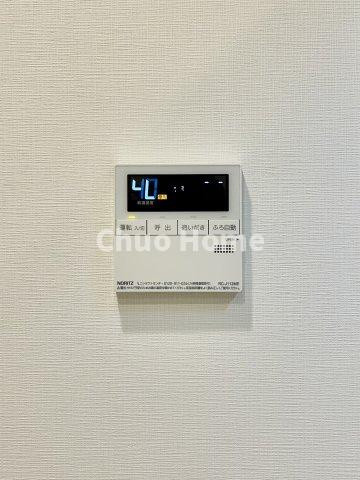 【給湯リモコン】外での一日を忘れさせてくれるオートバス機能でお好みの湯量・温度に調整された浴槽。