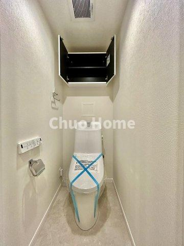【トイレ】　収納スペースをしっかりと確保した温水洗浄便座機能付きトイレ。温水洗浄便座は清潔にお使いいただくための大切なアイテムです。