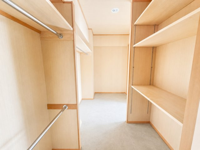 家族で共有して使える収納。お荷物に合わせて高さが変更できる可動棚。