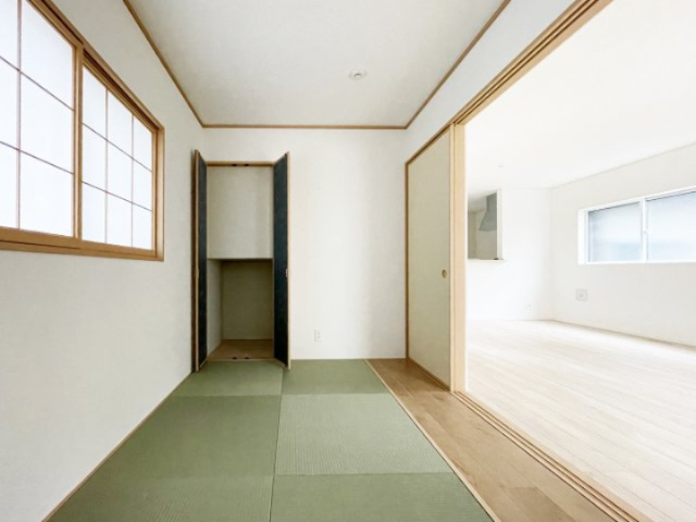 ゆっくり寛げる、リビングに併設された和室です（施工例）