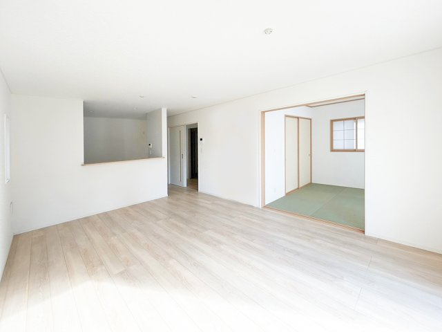 家族が集まる明るいリビング！ご家族の会話も弾みそうですね（施工例）