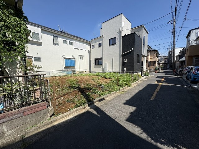 敷地面積約82？の整形地。間口の広さと南東側接道により、採光とプラン性に優れた区画です。